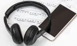 Featured image of post 1台のワイヤレスヘッドホンで Mac / iPhone を切り替えて音楽を聴くには