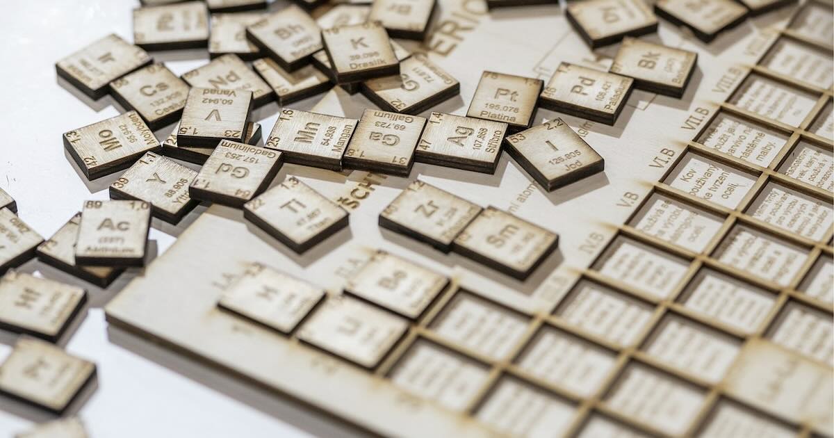 Vuetify 3：v-table で先頭行と先頭列を固定してスクロール